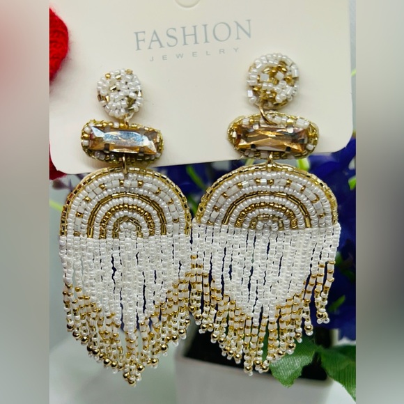 Bohemian beaded gold & white dangling earrings - Picture 4 of 4